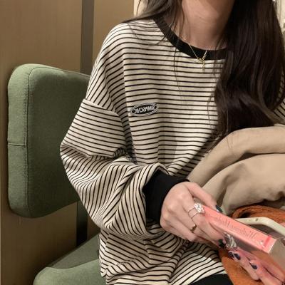 루즈핏 스트라이프 패턴 맨투맨